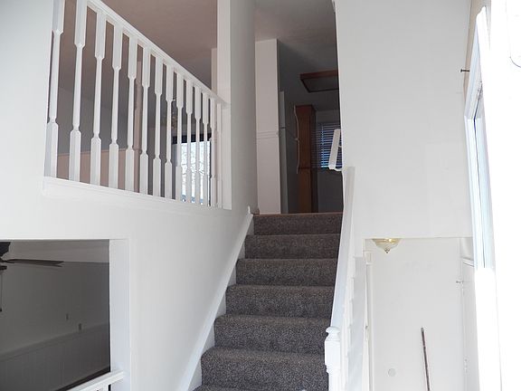 Front Entrance - Downstairs goes to the den and the garage.
Upstairs goes to the living room, dining room, kitchen and bedrooms.