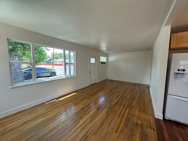 982 Vine St — Photo 3