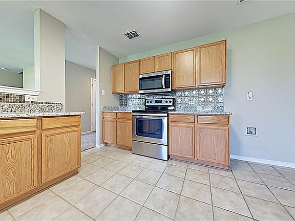 5th image of 609 Preston Dr