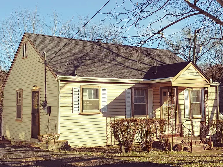 3010 Wingate Ave — Photo 2