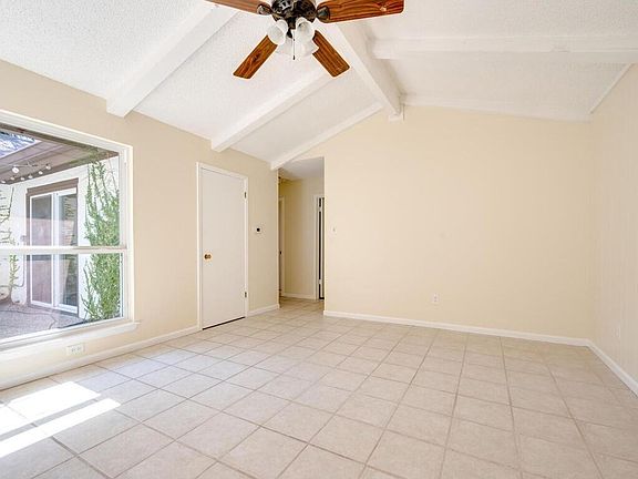 4th image of 907 E Live Oak St #A