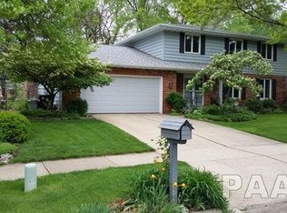 6894 N Fox Point Dr, Peoria, IL 61614