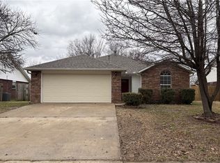 829 S Liberty Dr, Fayetteville, AR 72701