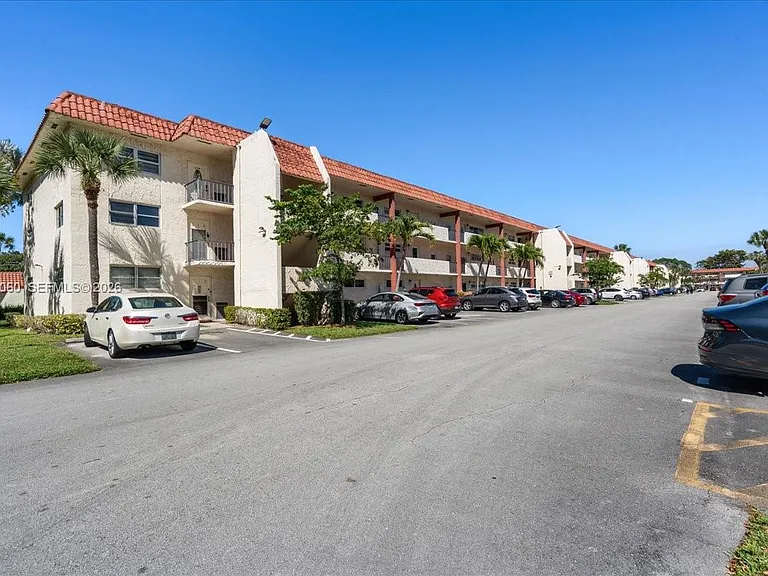 811 S Hollybrook Dr #208 — Photo 8
