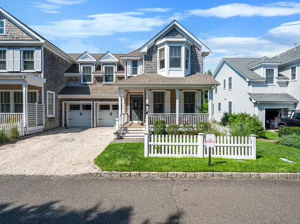 24 Pond Xing #11, Southampton, NY 11968
