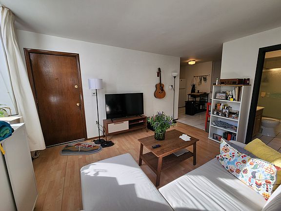 2nd image of 1434 W Blackhawk St APT 1R