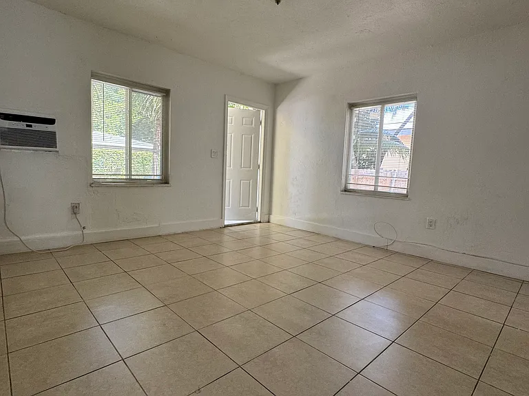 1556 SW 6th St #7 — Photo 5