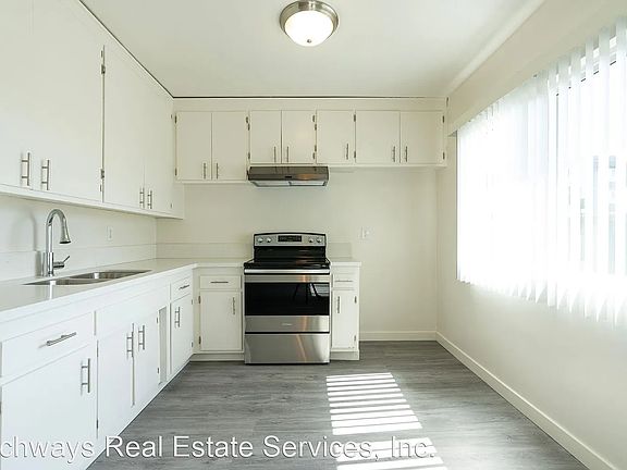 3rd image of 6823 Variel Ave APT 1