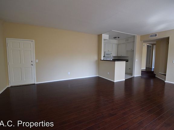4th image of 11434 Moorpark St Unit 105