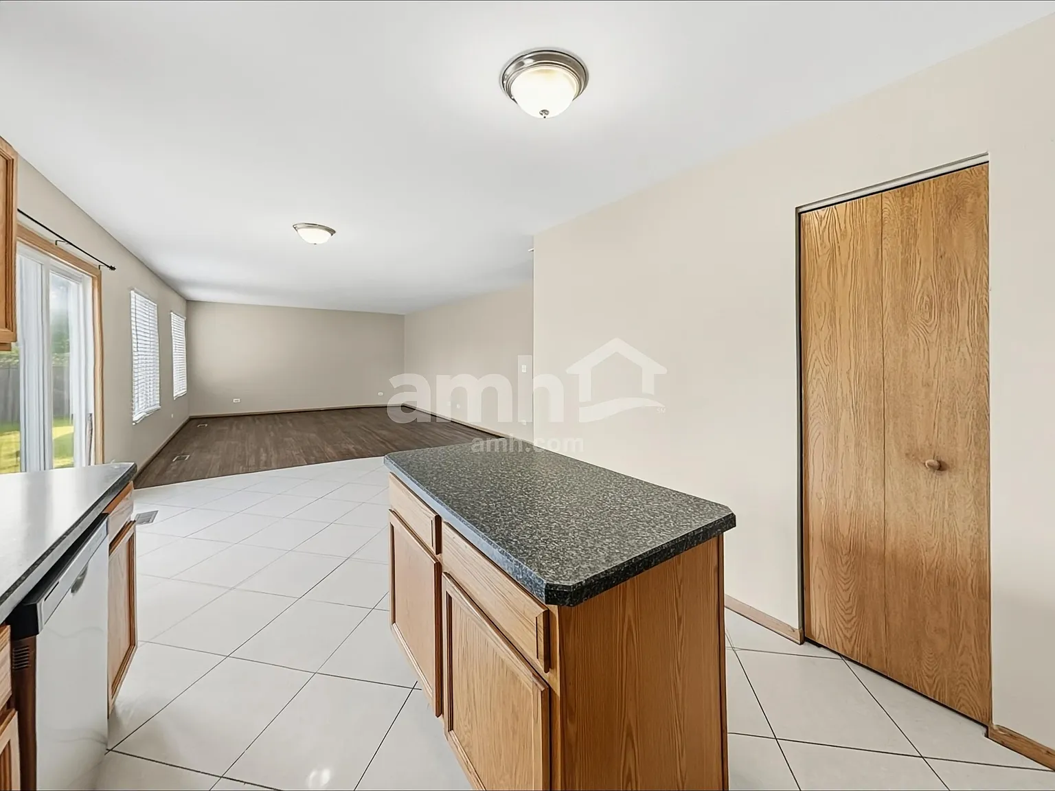 3 bed, 2.0 bath, 2460 sqft, $3,345 — Photo 4