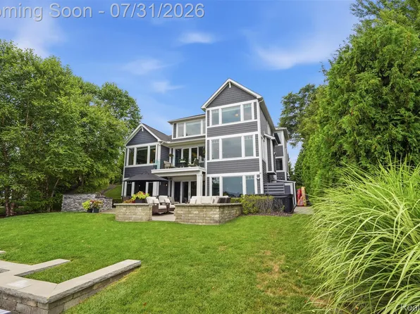 8303 Hilton Rd, Brighton, MI 48114