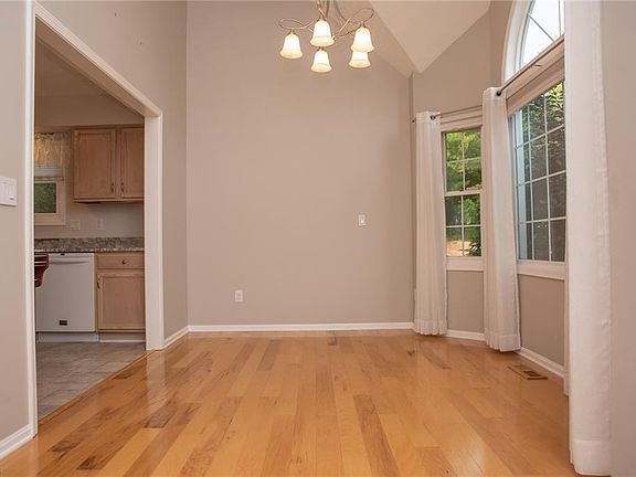5th image of 570 Thornberry Ln