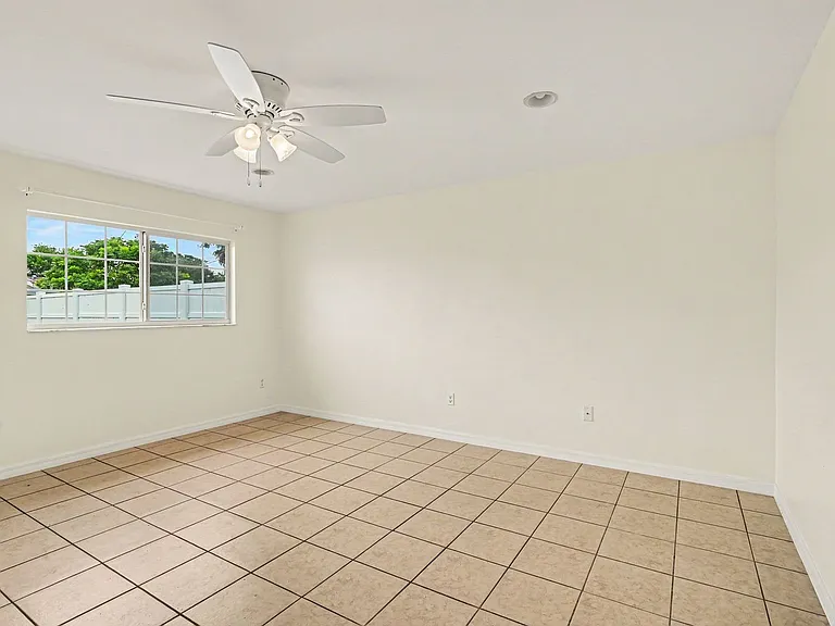 255 W Towne Pl — Photo 11