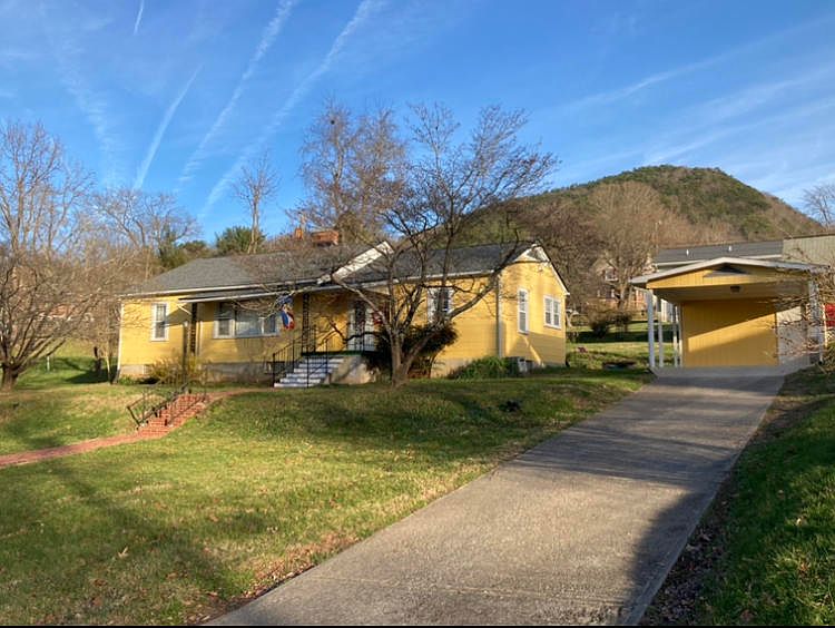 1st image of 2222 Pine Ave