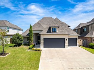 8711 S Phoenix Pl, Tulsa, OK 74132
