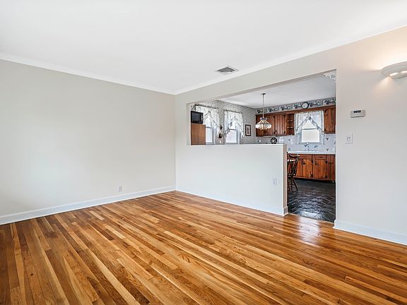 3rd image of 167 Sterling Ave