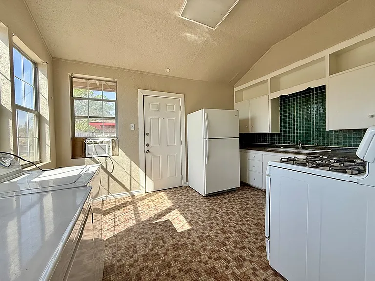 2400 College Ave — Photo 3