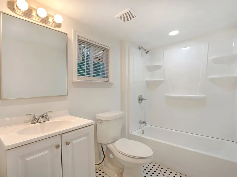 2130 E Gwinnett St — Photo 2