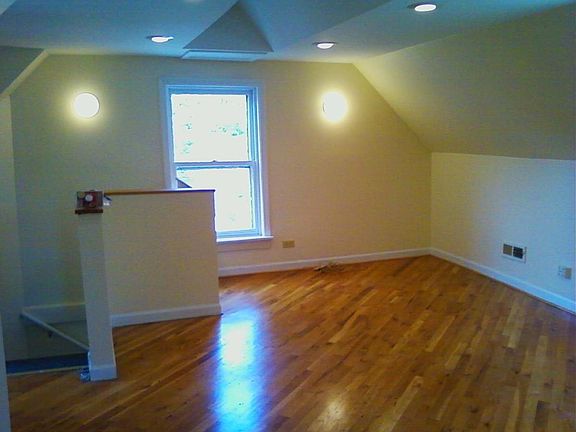 3rd image of 3942 N Hermitage Ave #2