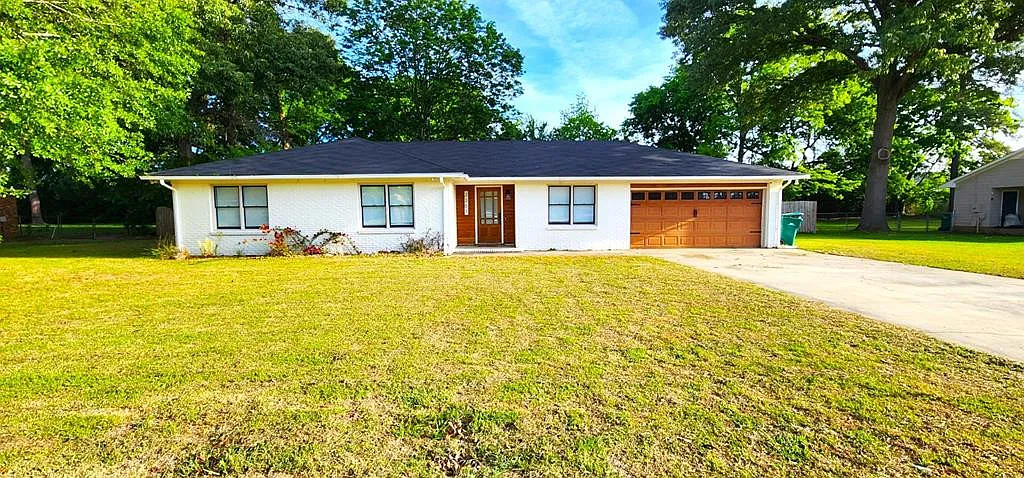 3 bed, 2.0 bath, 1580 sqft, $1,900 — Photo 1
