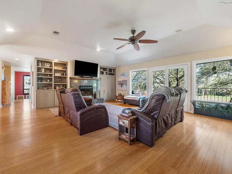 604 Rolling Green Dr — Photo 5