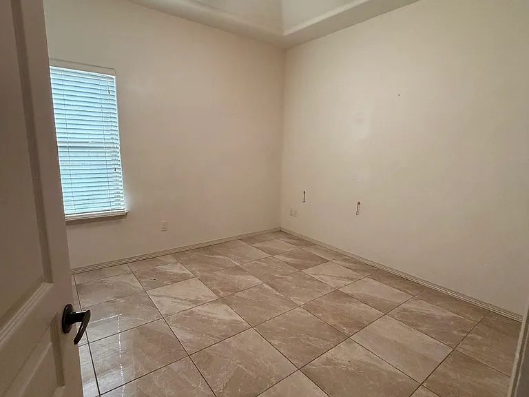3901 Thunderbird Ave — Photo 7