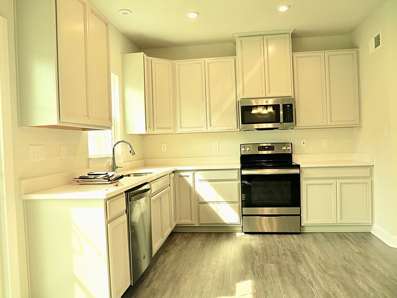4th image of 1331 Darling Dr