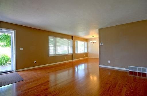 4th image of 902 Somerset Dr