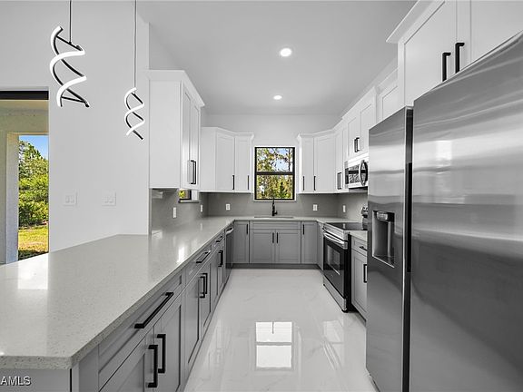 5th image of 233 Narcissus Ave S