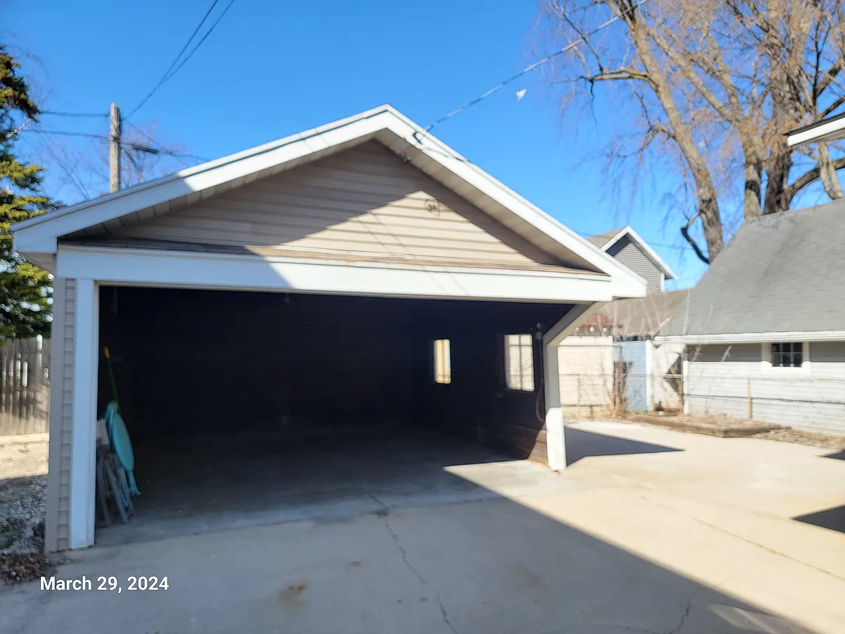 Building Photo - 326 E Harris St