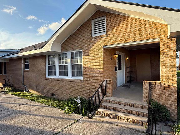 4th image of 431 Pecan St