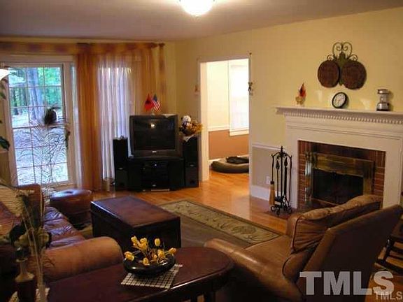 4th image of 2 Maple Dr