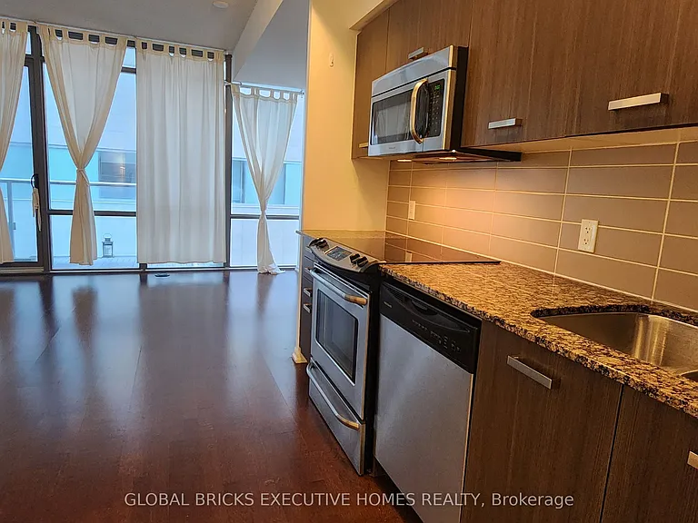 832 Bay St #501 — Photo 13