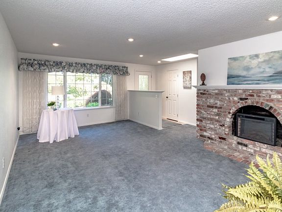 3rd image of 6425 Madrona Dr NE