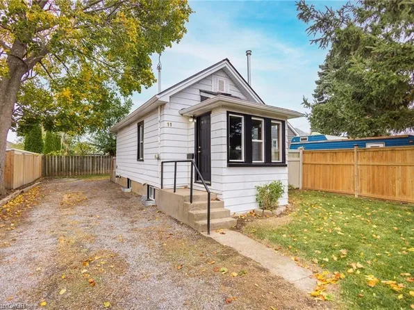 11 Perry St, Saint Catharines, ON L2R 1K7