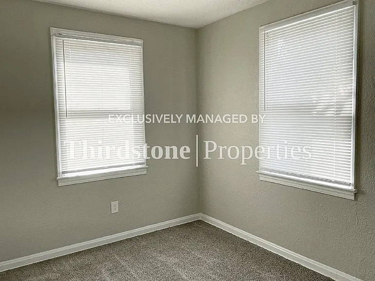 318 E 19th St — Photo 10