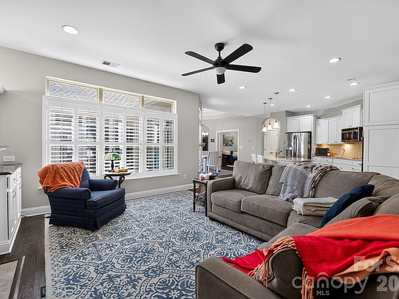 3rd image of 903 Morningstar Ln