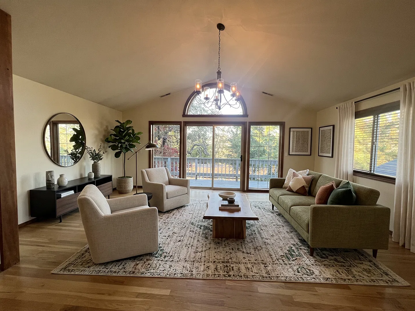 Large Three-plus bedroom townhouse in North Ashland location - Available Now — Photo 2