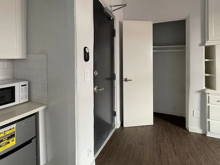 Alex Court Apartments — Photo 9
