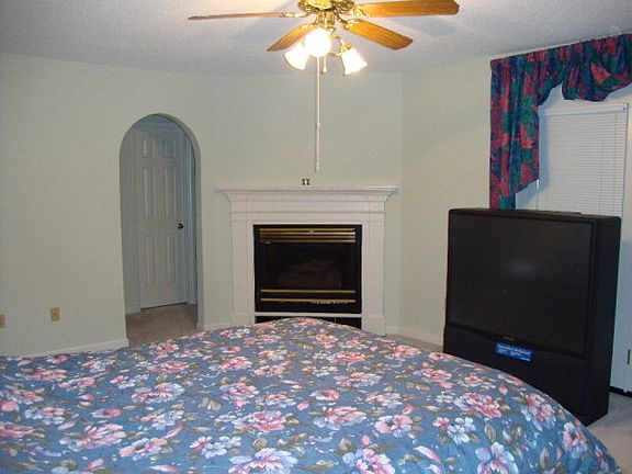 5th image of 250 Staffordshire Cir