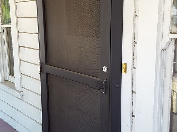 3rd image of 924 S San Joaquin St