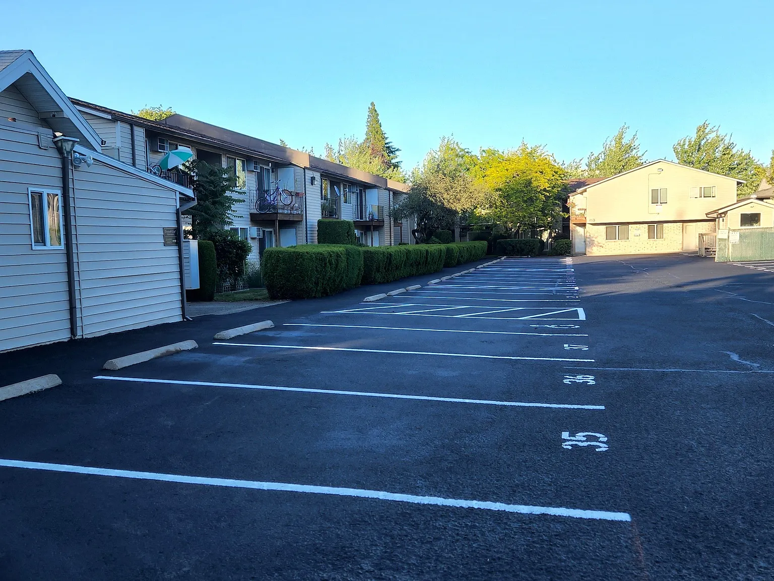 Emerald East Apartments — Photo 4
