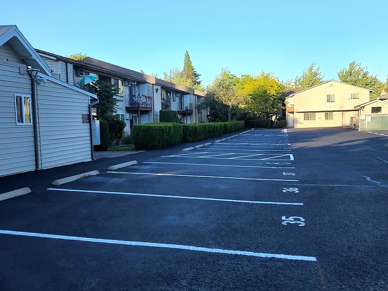 Emerald East Apartments — Photo 4