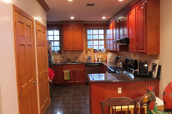 Rented by Avi Nash Associates | media 7