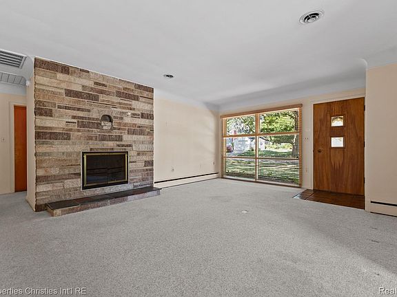 3rd image of 701 Spring Dr