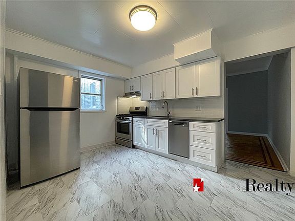4th image of 2527 36th St APT 2