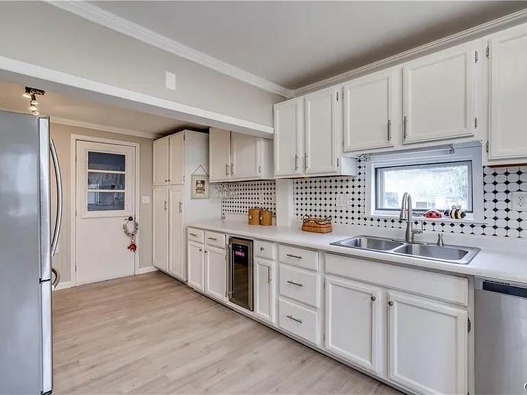 822 Lawrence St — Photo 19