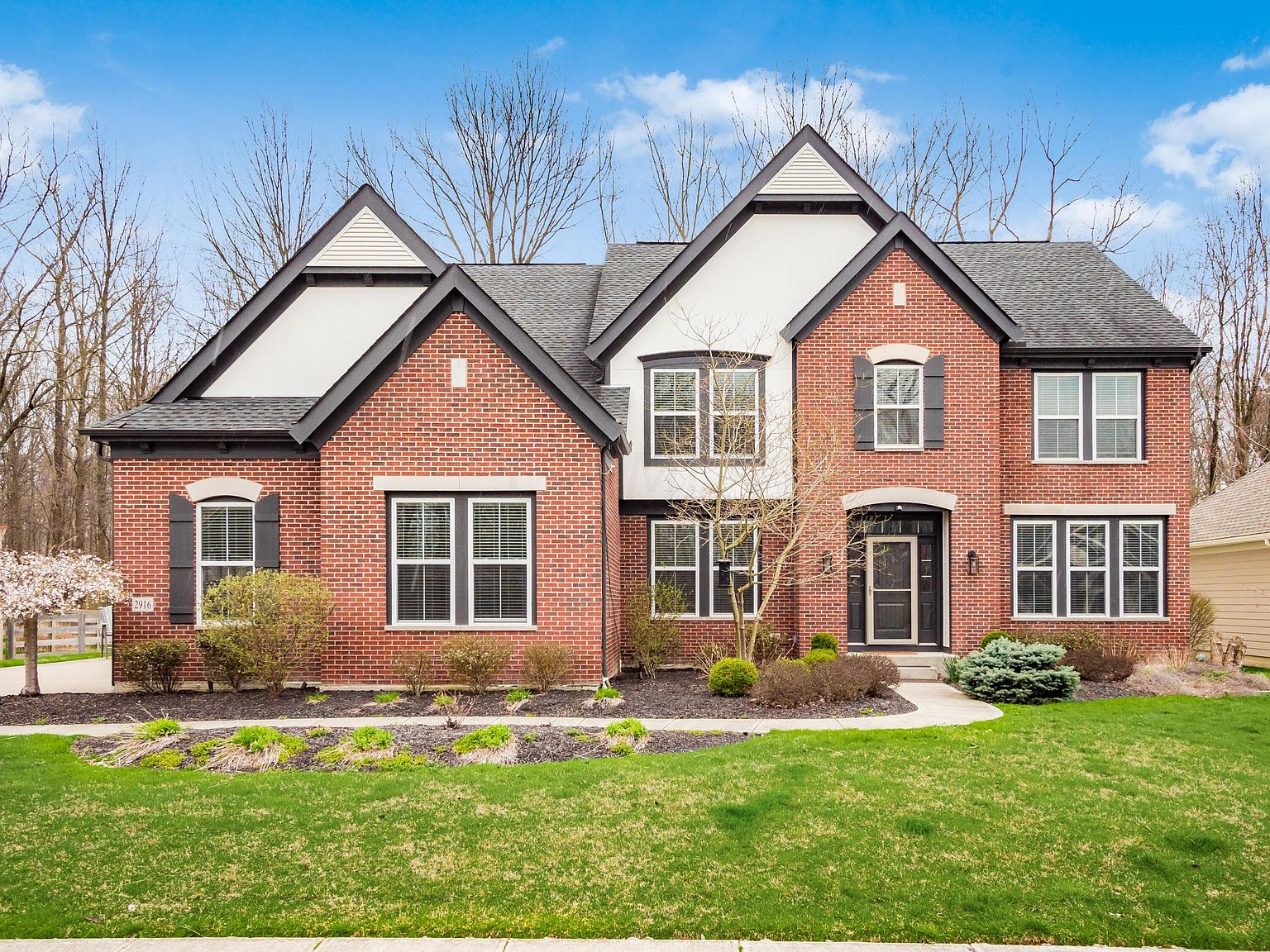 Blackish House sideA、sideB Style Spotlight: Dark Exterior Home Designs - Eastbrook Homes