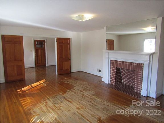 3rd image of 504 Hawthorne Ln