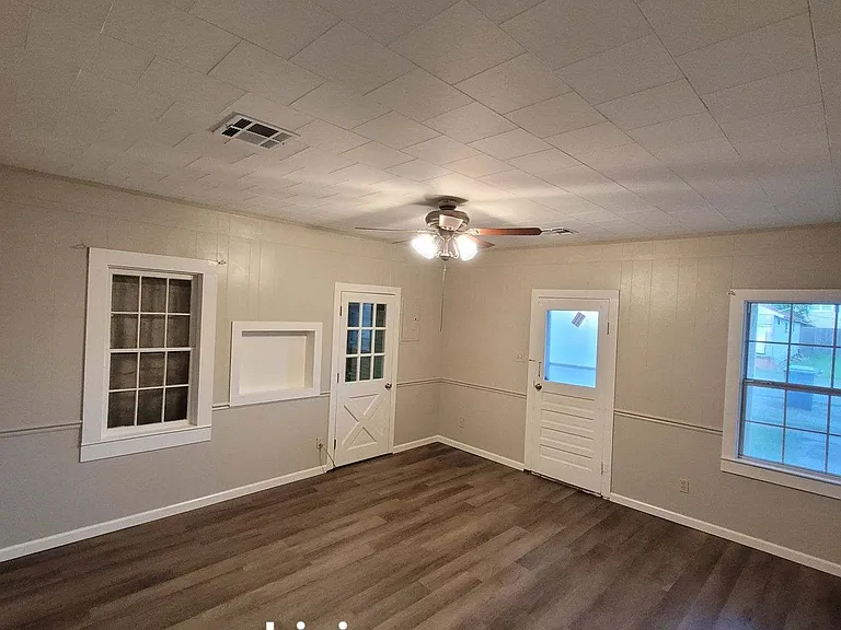 217 N Railroad St — Photo 4